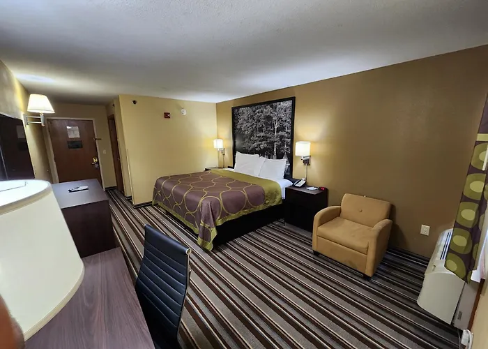 Super 8 By Wyndham Pine Bluff